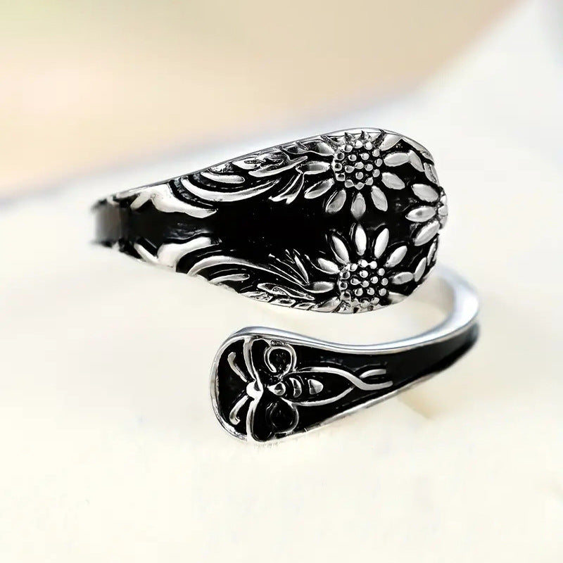 Ornament Ring Petal Bee