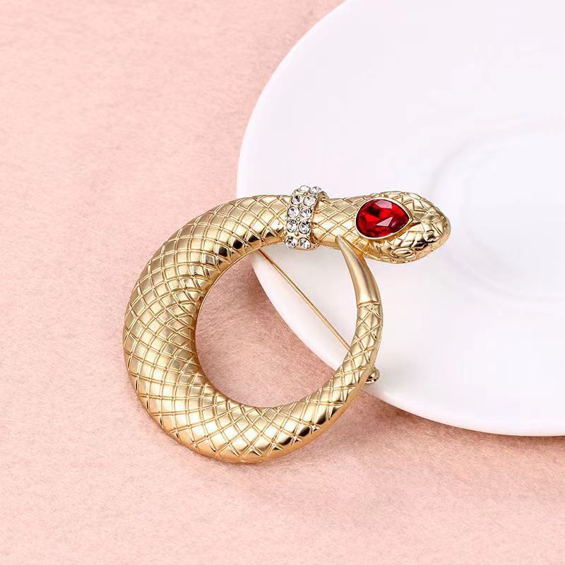 Retro Exaggerated Alloy Electroplated Gold Snake Brooch