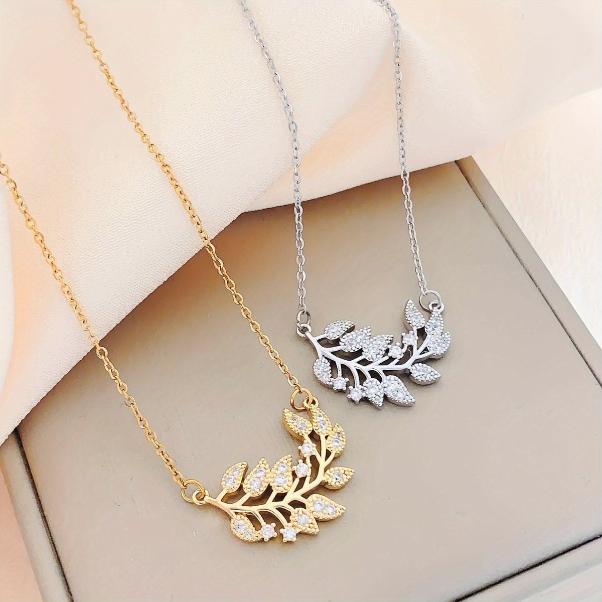 Necklace With Leaves And Diamond Zircon Clavicle
