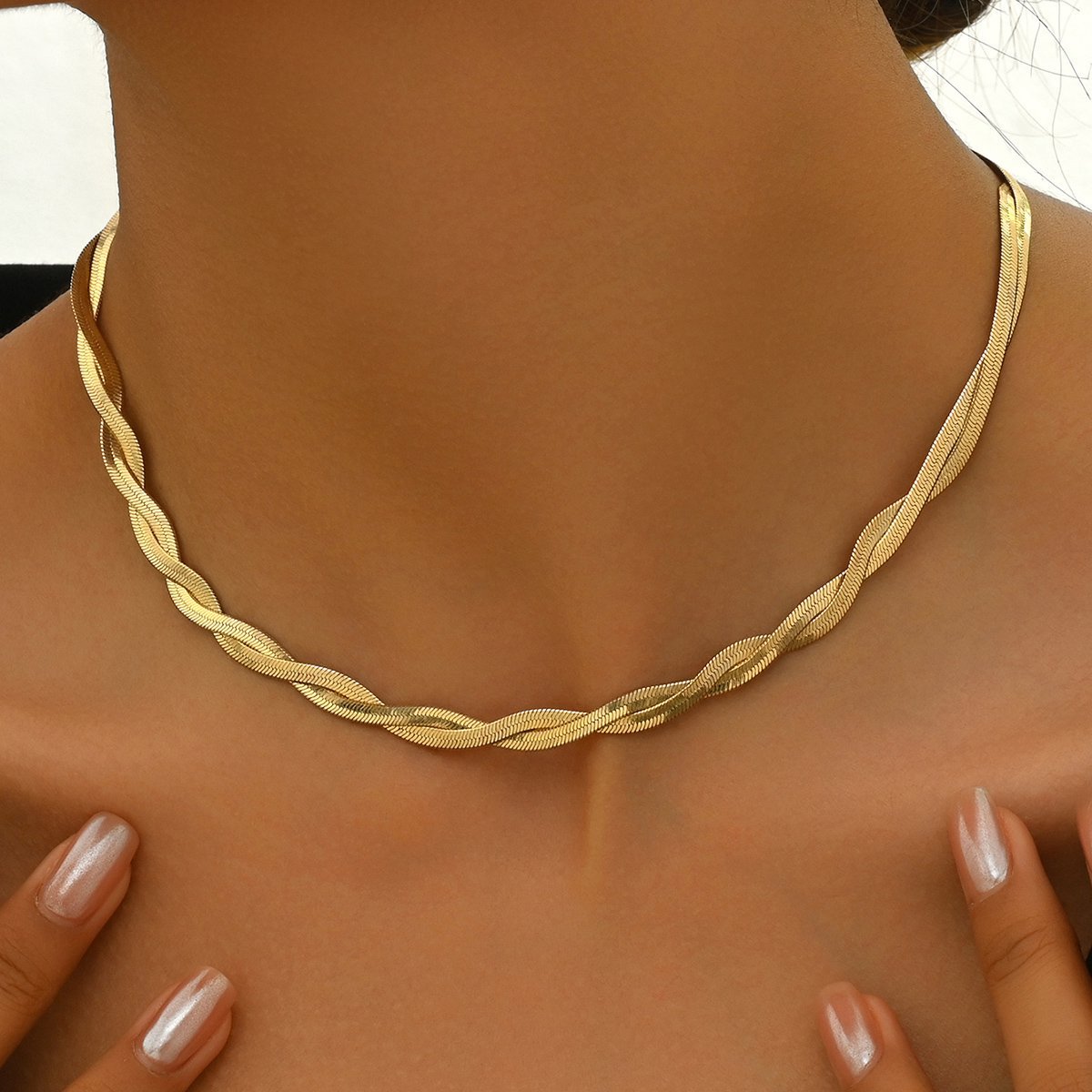 Elegant Gold-Tone Twisted Chain Choker Necklace