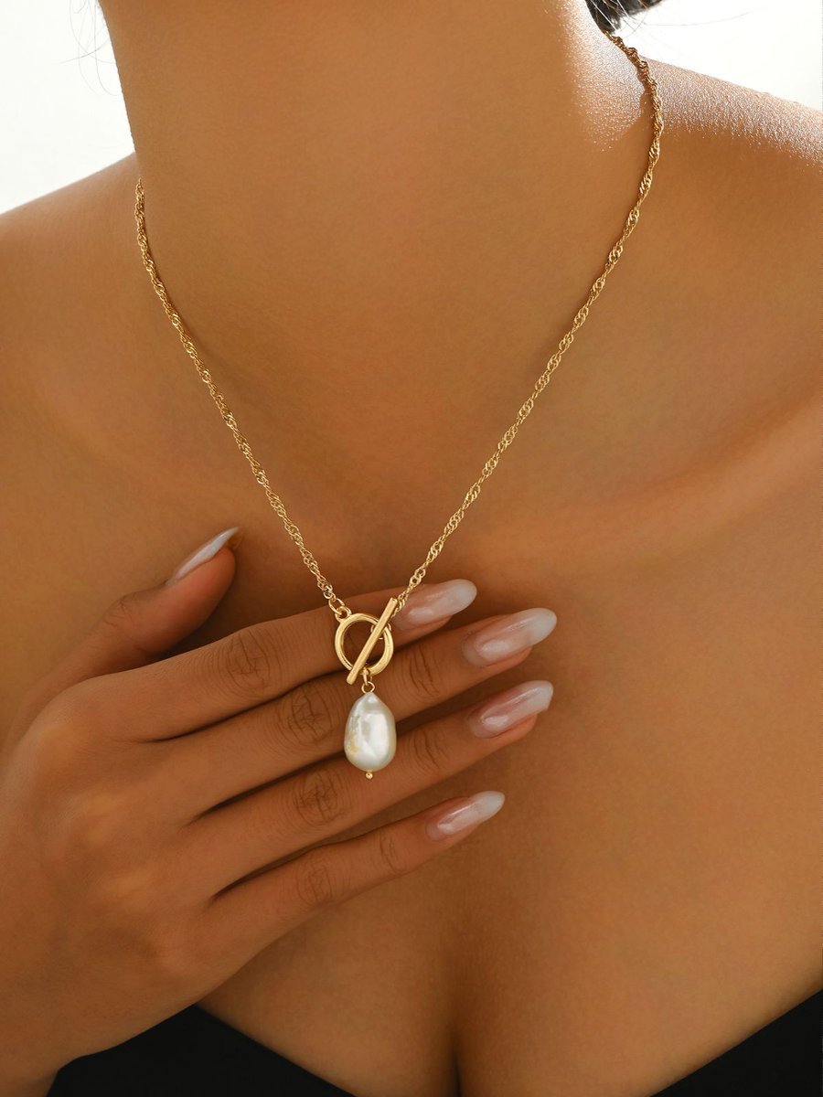 Elegant Gold-Tone Pearl Pendant Necklace - Stylish And Lightweight Jewelry