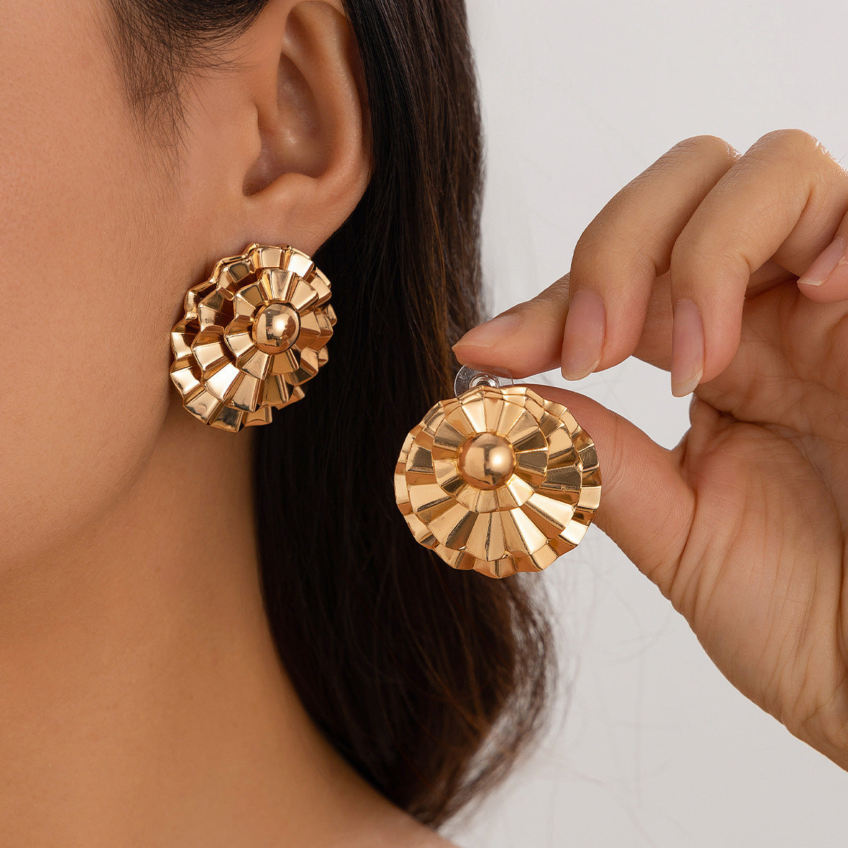 Ornament Exaggerated Corrugated Hemp Surface Round Studs