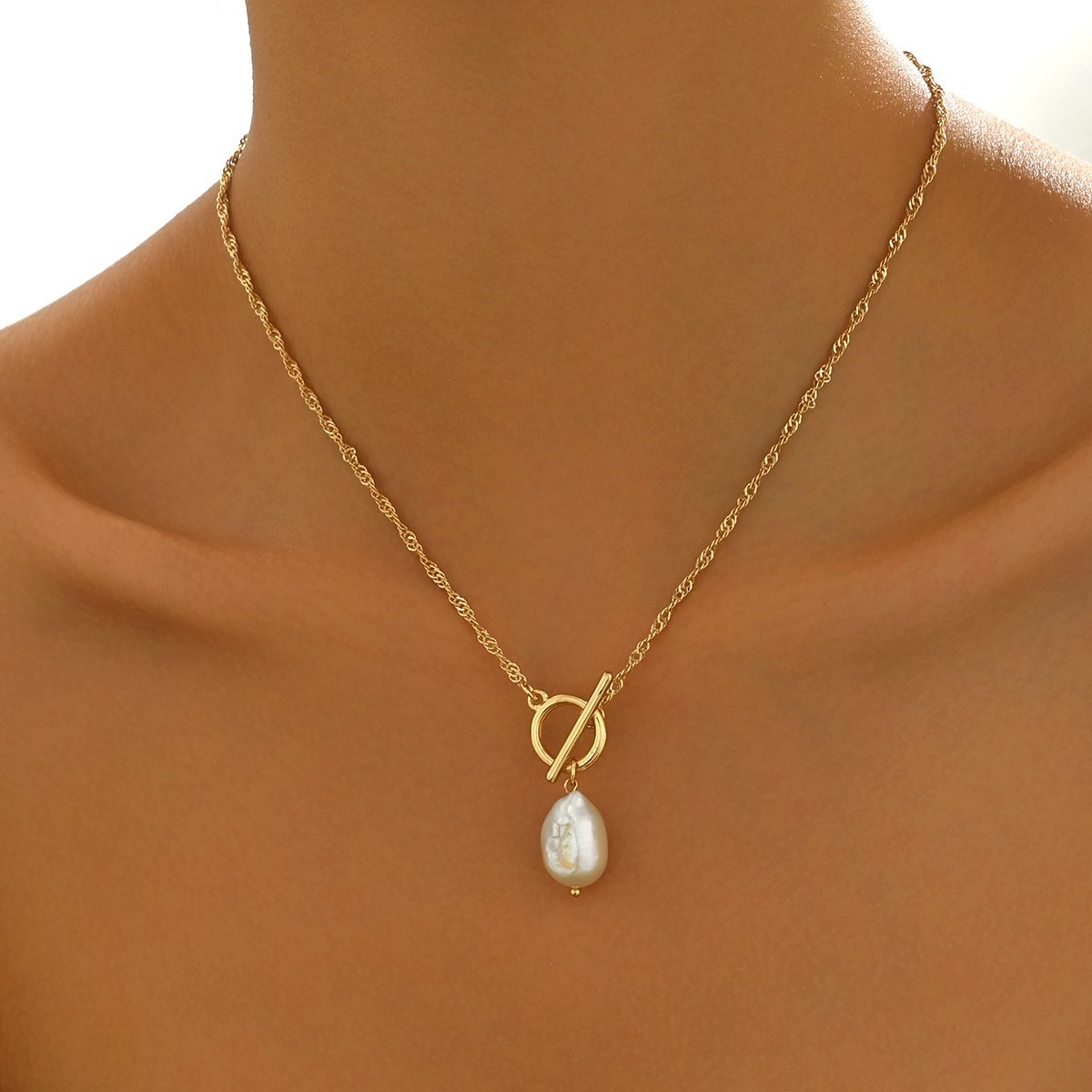 Elegant Gold-Tone Pearl Pendant Necklace - Stylish And Lightweight Jewelry