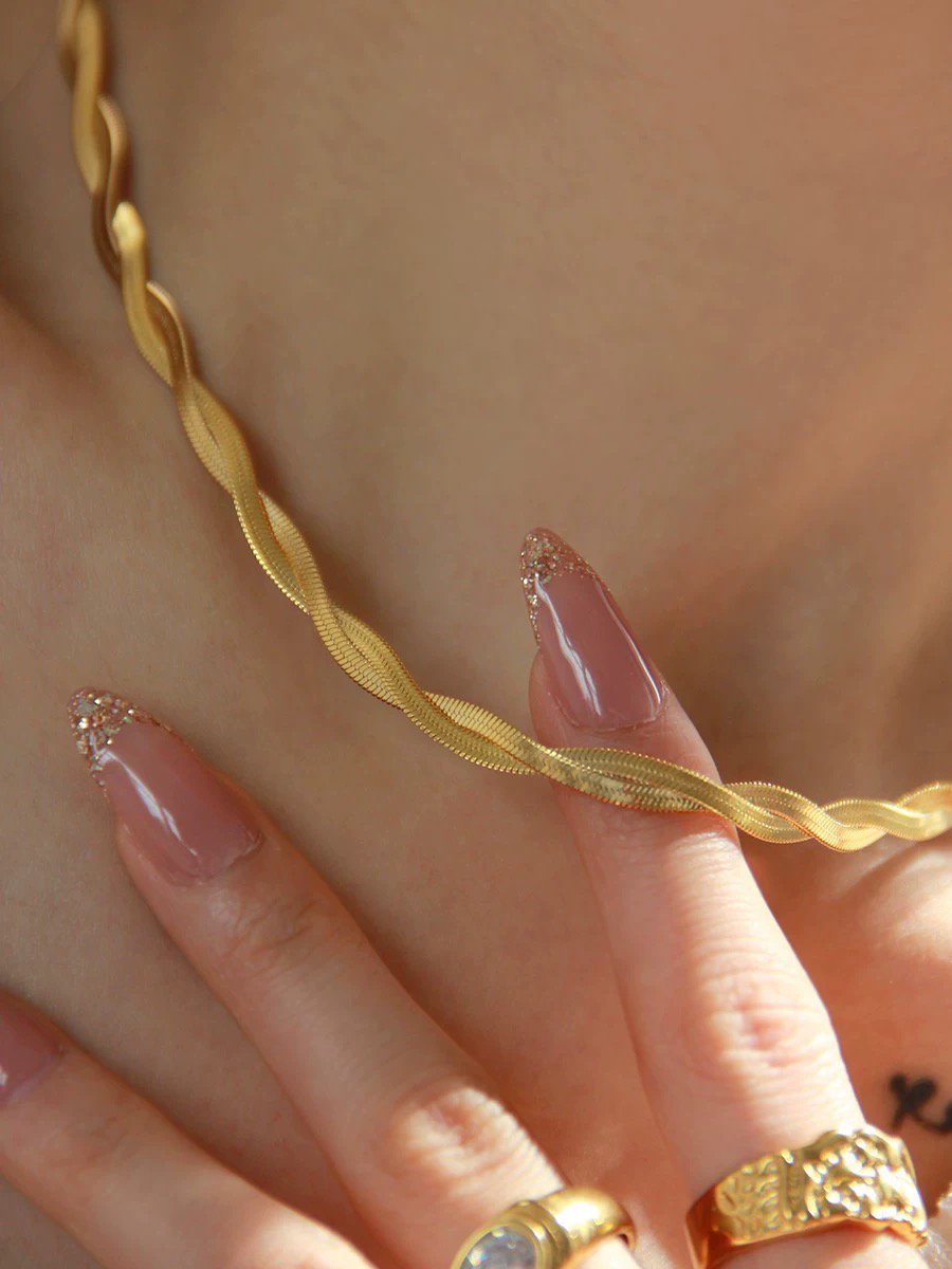 Elegant Gold-Tone Twisted Chain Choker Necklace