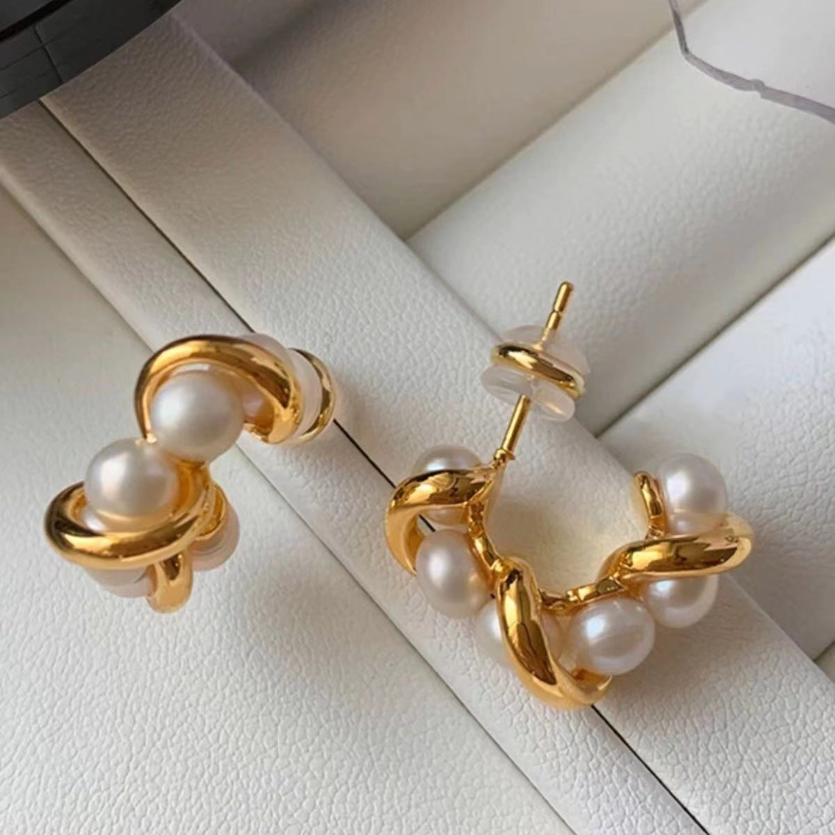 Silver Needle Fashion Winding Pearl Earrings