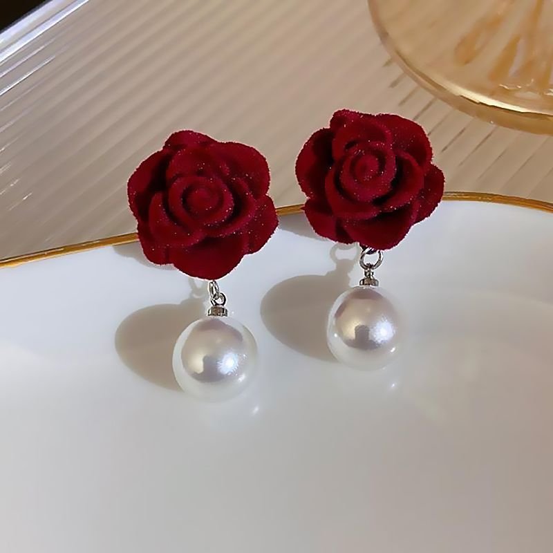 Vintage Velvet Dignified Flowers Pearl Niche Ear Studs