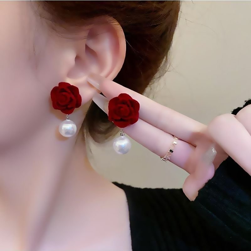 Vintage Velvet Dignified Flowers Pearl Niche Ear Studs