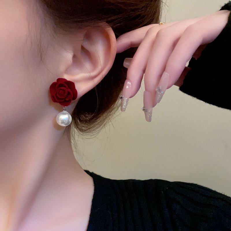 Vintage Velvet Dignified Flowers Pearl Niche Ear Studs