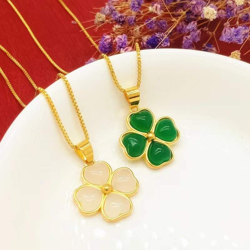 Four-Leaf Clover Inlaid Chalcedony Agate Pendant Necklace