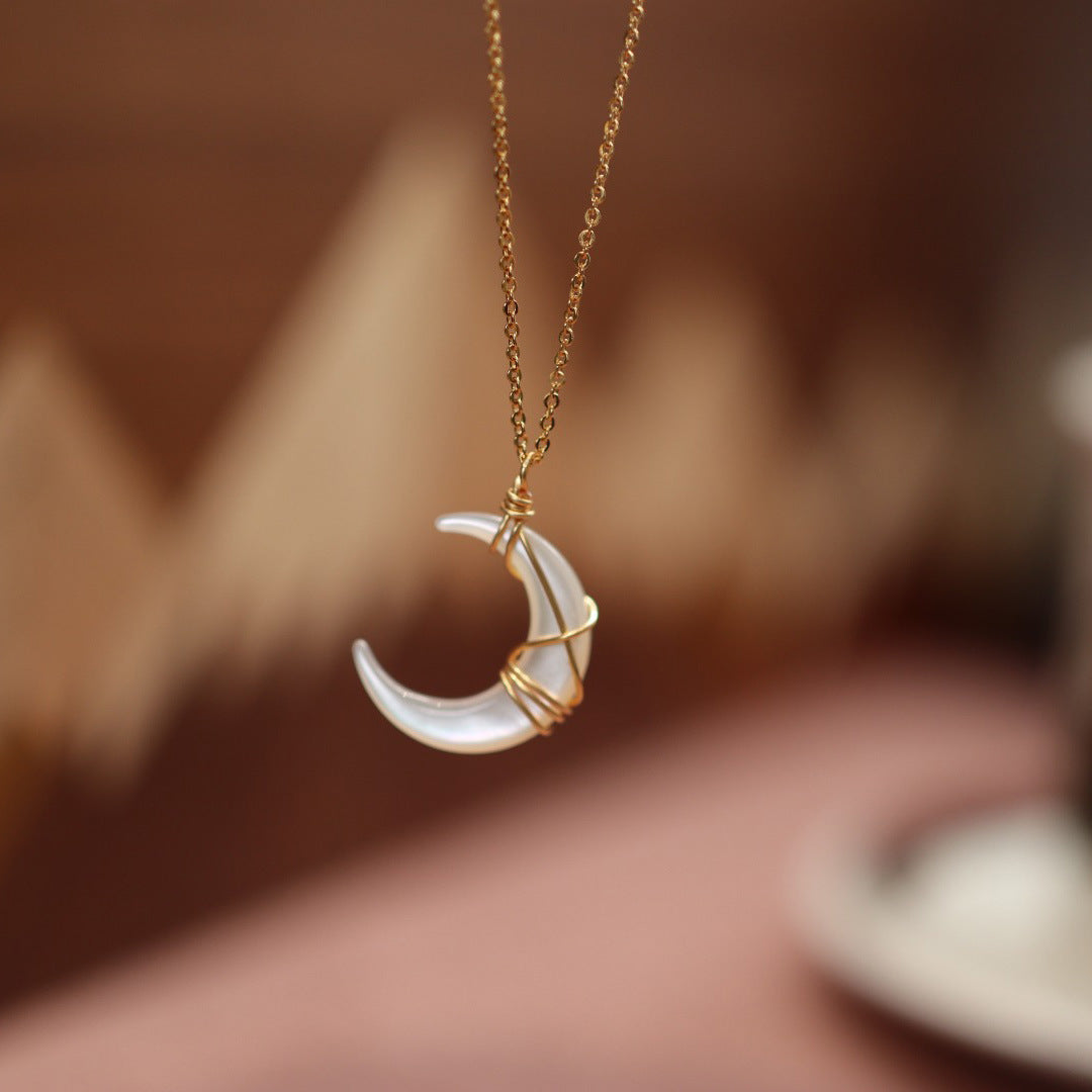 Hand-woven Dish Shell Moon Retro Pendant Necklace