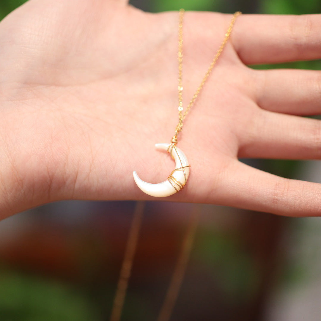 Hand-woven Dish Shell Moon Retro Pendant Necklace