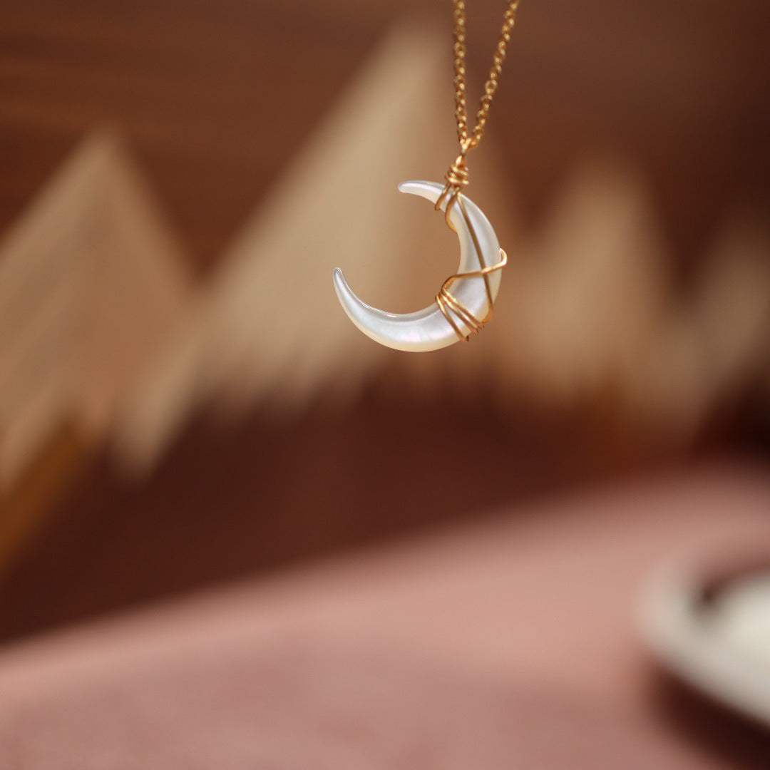 Hand-woven Dish Shell Moon Retro Pendant Necklace