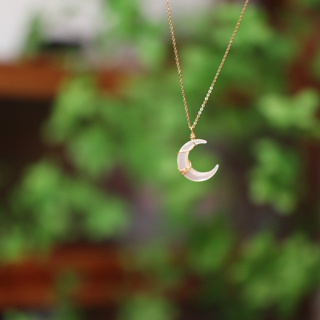 Hand-woven Dish Shell Moon Retro Pendant Necklace